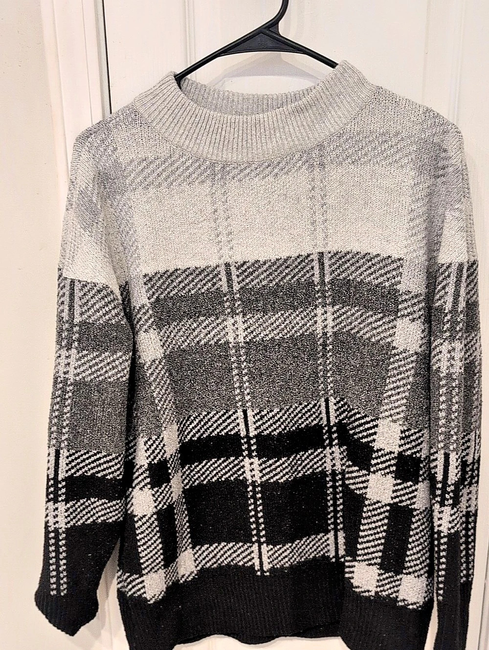 VENUS Plaid Crewneck Sweater in Gray & Black Size Medium